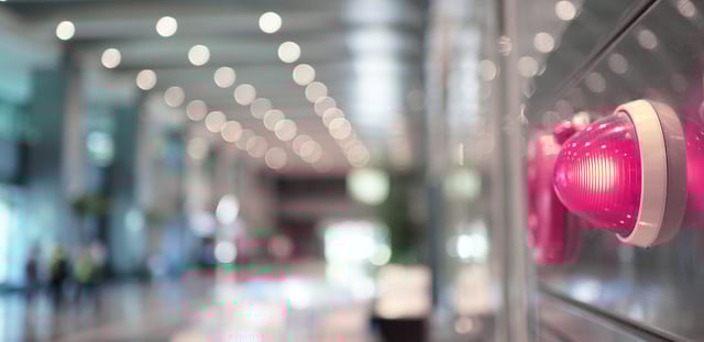 Una luce di segnalazione attiva in un edificio moderno - che simboleggia un rapido allarme IT con USU IT Service Alerting per prevenire le interruzioni.
