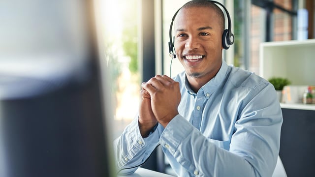 pillar-page-knowledge-management_man-with-headset
