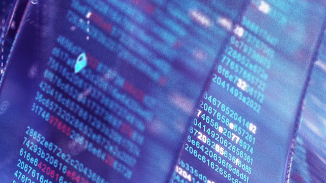 Implement IT changes safely – digital transparency enables control. Visual of code and system data symbolizing complex IT environments. The focus is on understanding dependencies and evaluating risks before changes are made.