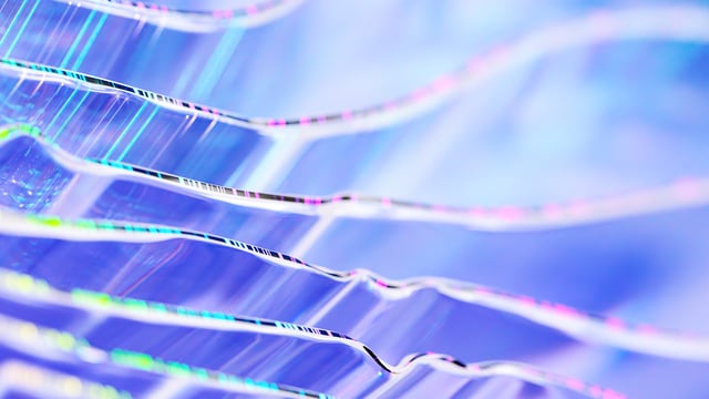 Shimmering, transparent structures stand for the transparent and automated management of IT assets with AI.